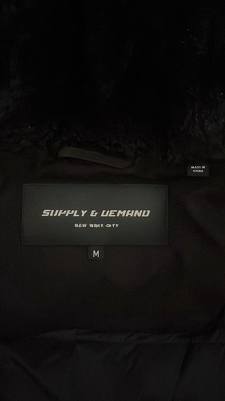 Chaqueta Supply & Demand Negra con Capucha