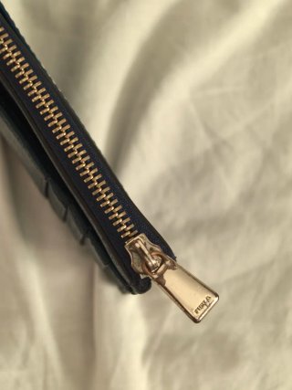 Cartera Furla azul y dorada
