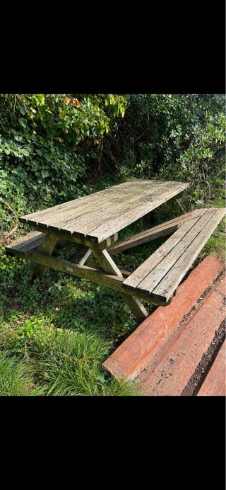Mesa de picnic de madera rústica