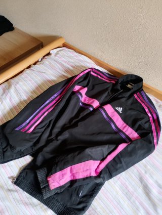 Chandal deportivo Adidas.
