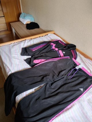 Chandal deportivo Adidas.