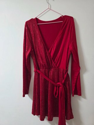 Vestido rojo brillante con cinturón