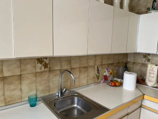 Muebles de cocina con muebles amarillos y blancos