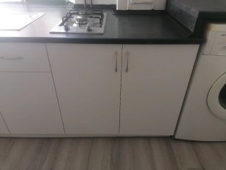 Muebles de cocina, fregadero y cocina de gas.