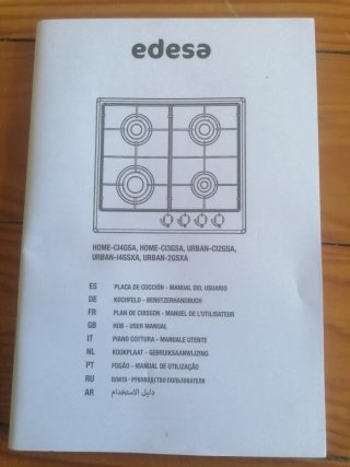 Muebles de cocina, fregadero y cocina de gas.