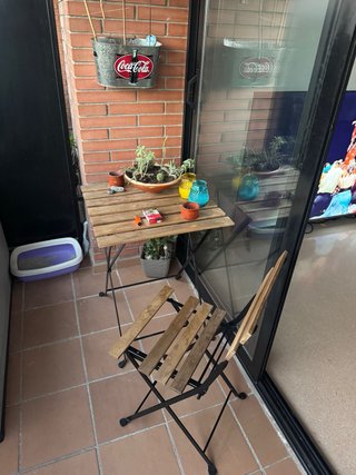 Tavolo e sedie pieghevoli da terrazzo