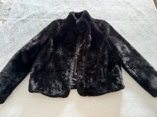 Abrigo de pelo negro