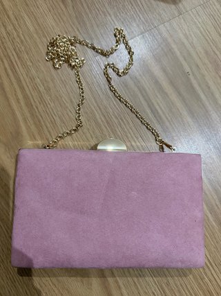 Bolso de fiesta rosa con cadena dorada