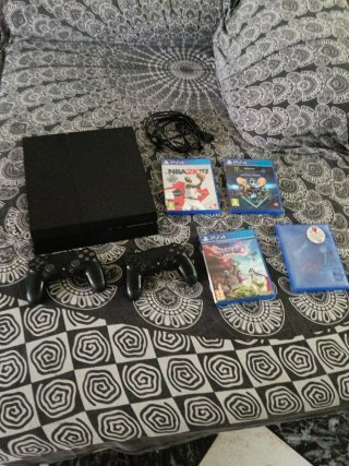 PS4 con 2 mandos y 4 juegos