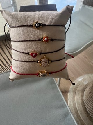 Pulsera de Hilo con Abalorios Precio por unidad.