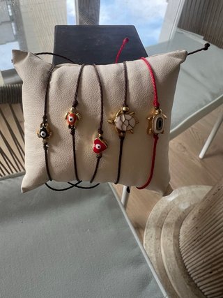 Pulsera de Hilo con Abalorios Precio por unidad.