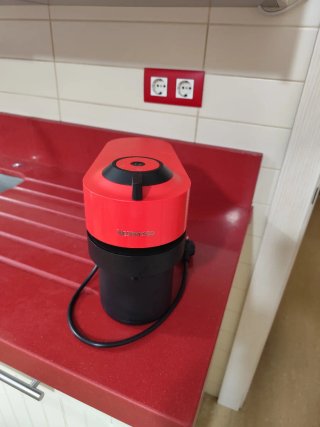 Cafetera de cápsulas roja y negra