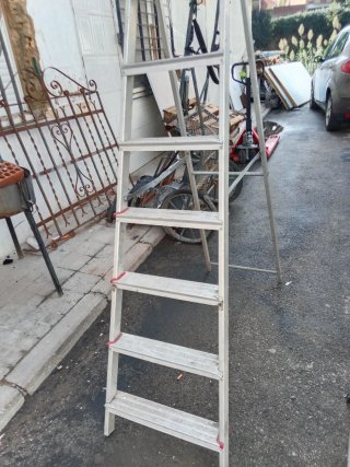 Escalera plegable de aluminio
