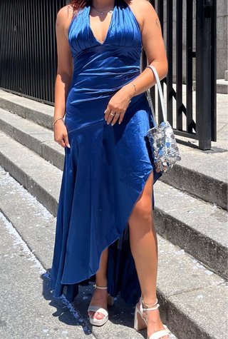 Vestido azul con abertura en pierna