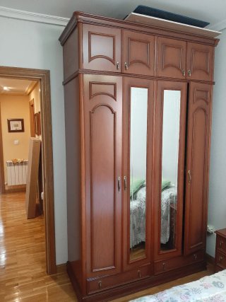 Armario clásico madera marrón puertas