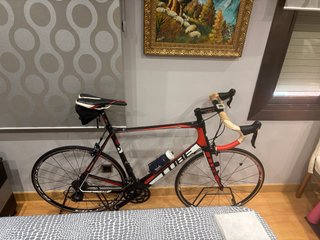 Bicicleta de carretera Cube Negra i roja