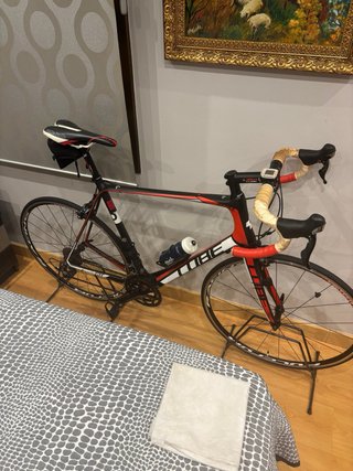 Bicicleta de carretera Cube Negra i roja