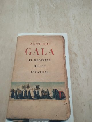 El pedestal de las estatuas
