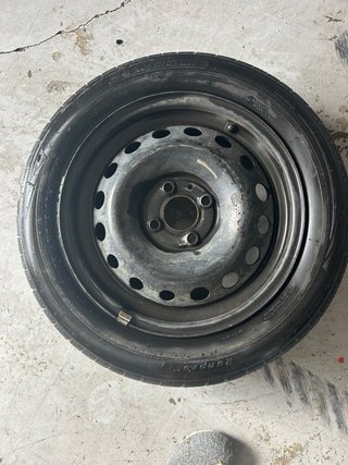Neumático y llanta de coche