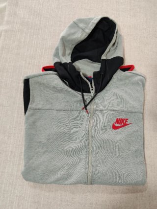 Chaqueta Nike con capucha gris y negra
