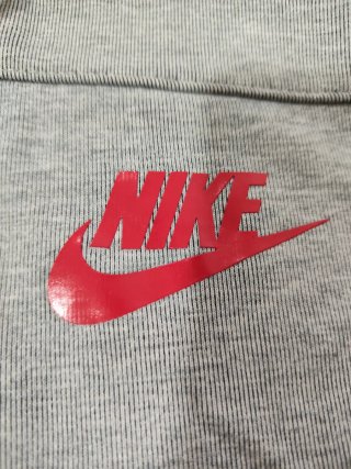 Chaqueta Nike con capucha gris y negra
