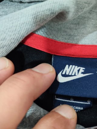 Chaqueta Nike con capucha gris y negra