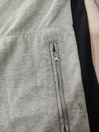 Chaqueta Nike con capucha gris y negra