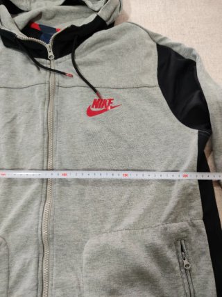 Chaqueta Nike con capucha gris y negra