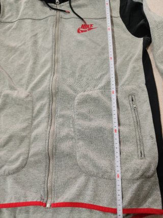 Chaqueta Nike con capucha gris y negra
