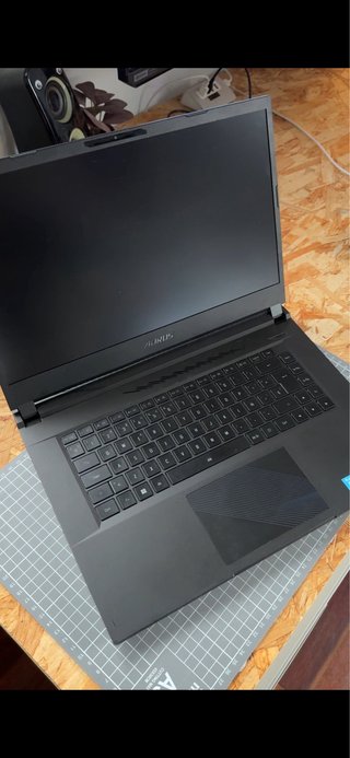 Portátil Gigabyte Aorus RTX 4070 16GB i7