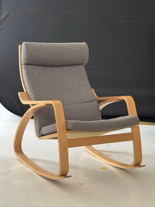 Sillón IKEA POÄNG de madera clara con cojín