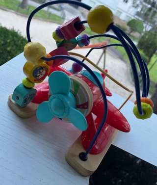 Avión de plástico con abalorios