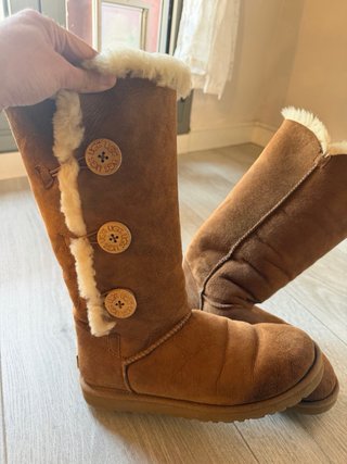 Botas altas UGG con botones marrones