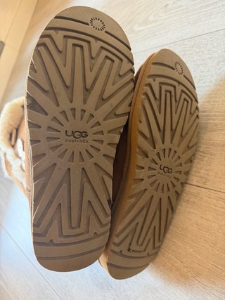 Botas altas UGG con botones marrones