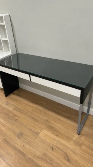 Escritorio IKEA con cristal