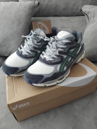 ASICS gel NYC grises y blancas