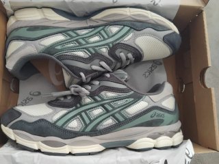ASICS gel NYC grises y blancas