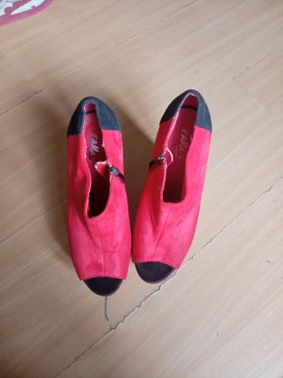 Botines de cuña rojos y negros