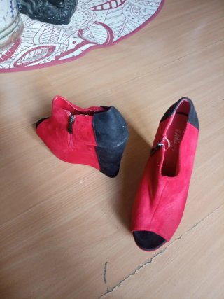 Botines de cuña rojos y negros