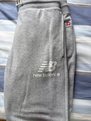 Pantalón New Balance Gris