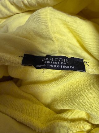 Sudadera amarilla con capucha