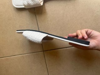 Sandalias blancas,sería como un 37, dan poca talla