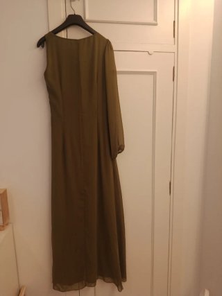 Vestido largo verde oliva asimétrico
