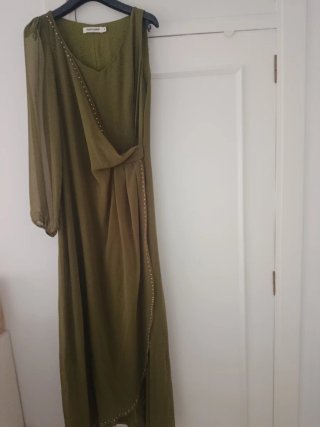 Vestido largo verde oliva asimétrico