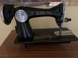 Máquina de Coser Alfa con Mueble