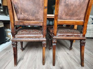 Sillas madera talladas a mano con cuero repujado.