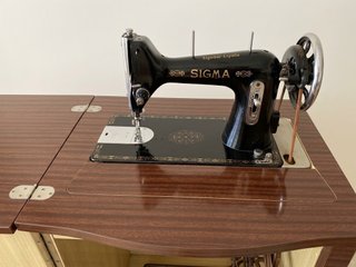 Máquina de coser Sigma Modelo A con mueble