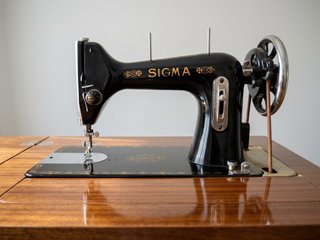 Máquina de coser Sigma Modelo A con mueble