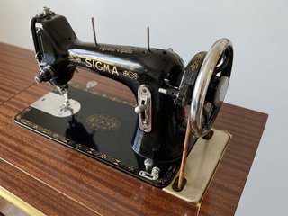 Máquina de coser Sigma Modelo A con mueble