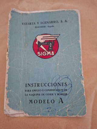 Máquina de coser Sigma Modelo A con mueble